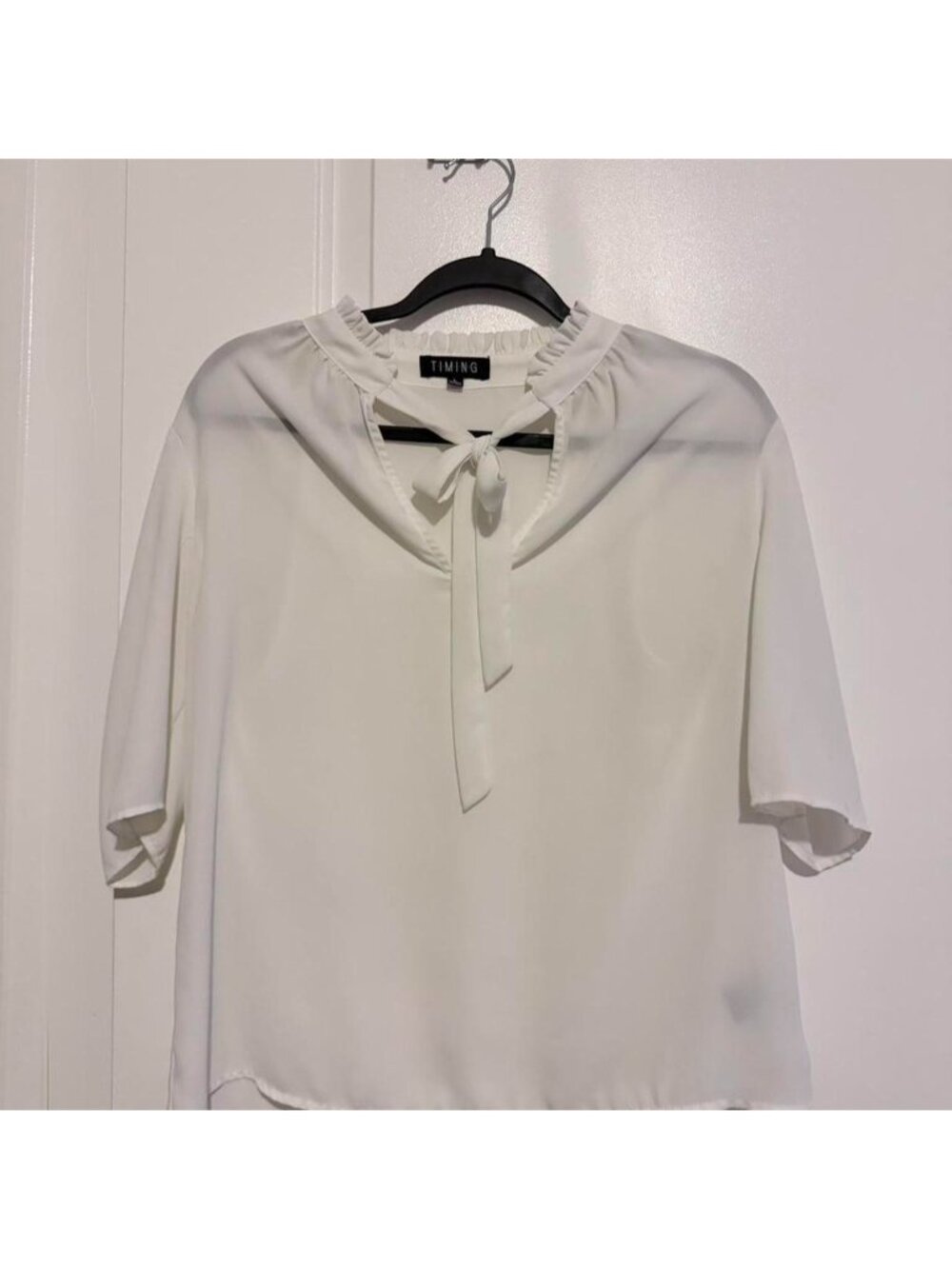 White blouse with tie detail and ruffle collar #feminine #blouse
